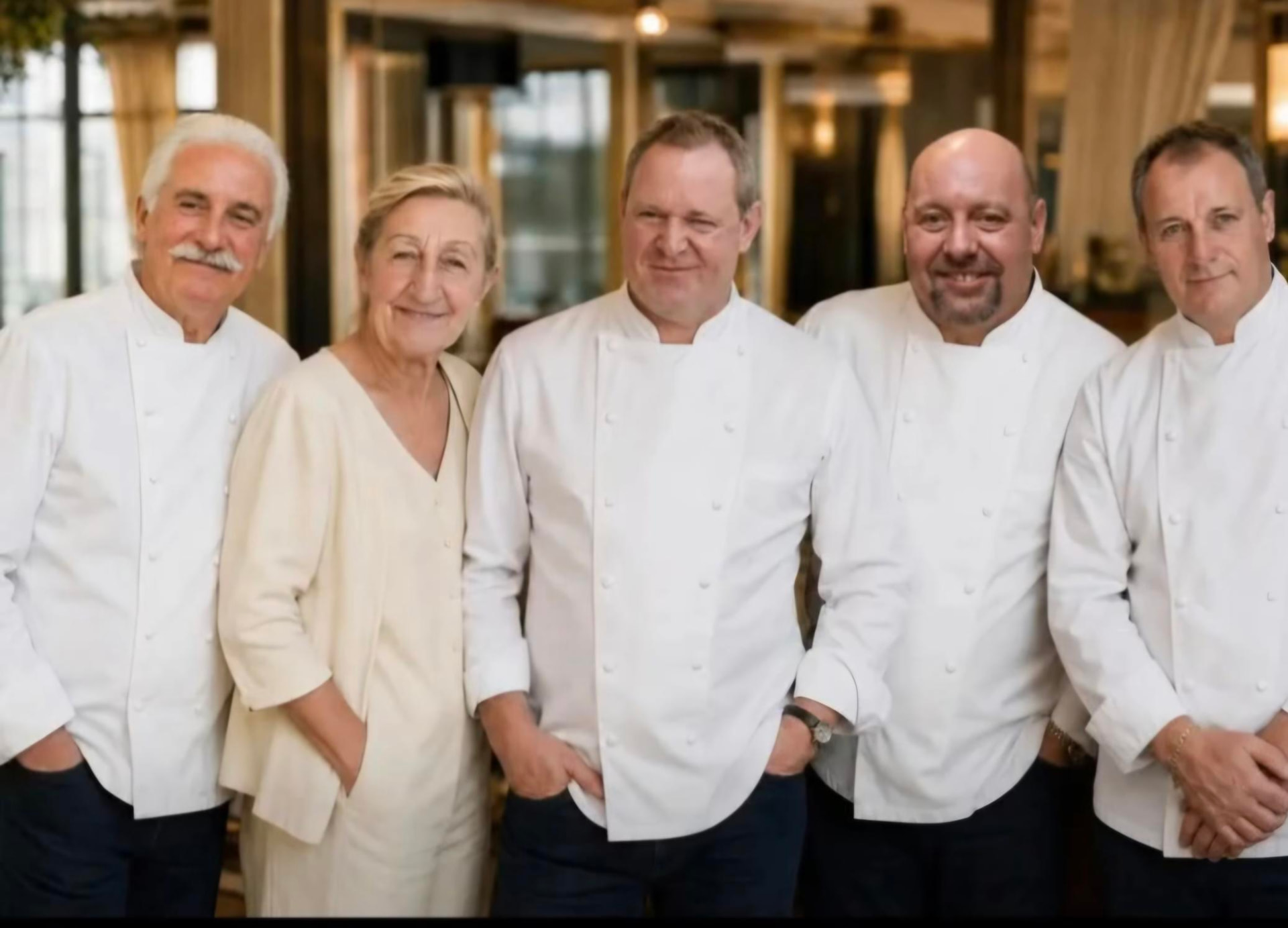 Dirk Rosiers en de chef aan het fornuis tijdens een culinaire avond van The Springbok Table