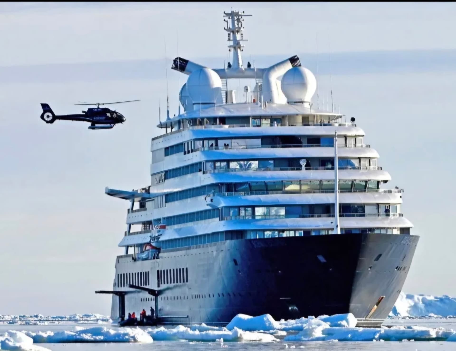 Dirk Rosiers aan boord tijdens een scheepsbezoek